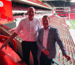 dit is een foto op een lege psv tribune van Toon Gebrands en Twan Paes. Toon gerbrands is de spreker op het webinar van wial action learning Nederland.