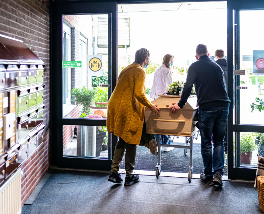 foto uitdragen kist bij begrafenis